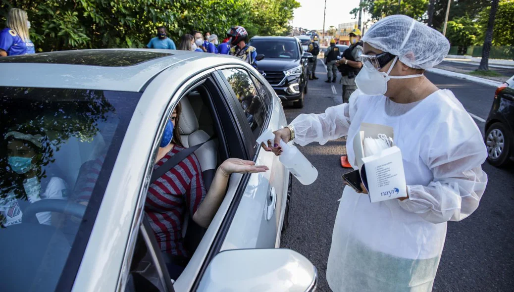 Motoristas sendo instruídos na barreira sanitária na Avenida Maranhão