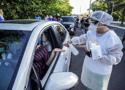 Motoristas sendo instruídos na barreira sanitária na Avenida Maranhão