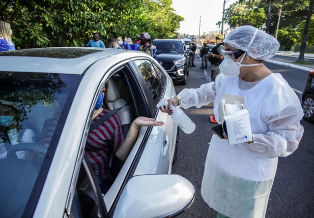 Motoristas sendo instruídos na barreira sanitária na Avenida Maranhão