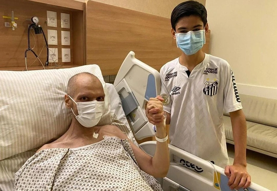 O prefeito Bruno Covas e o filho Tomás, em foto publicada em seu Instagram no dia 4 de maio