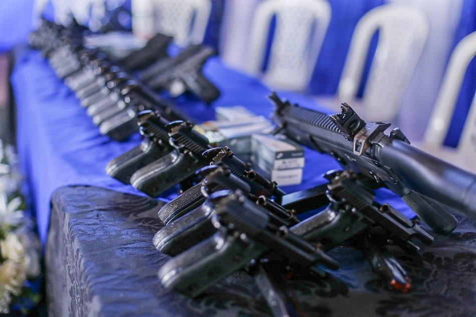 Pistolas entregues na manhã desta sexta-feira