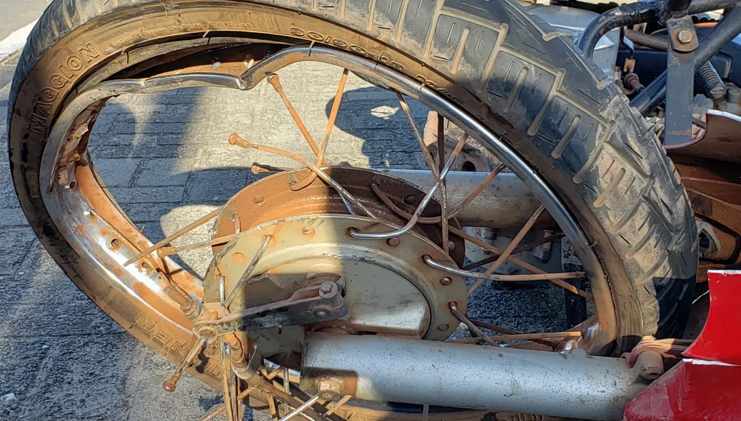 Pneu da moto ficou danificado após acidente