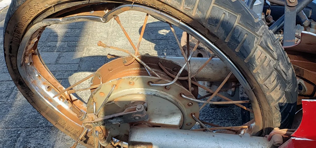Pneu da moto ficou danificado após acidente