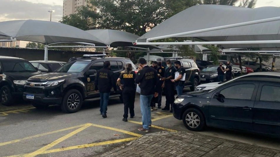 Polícia Federal cumpre mandados em Fortalez