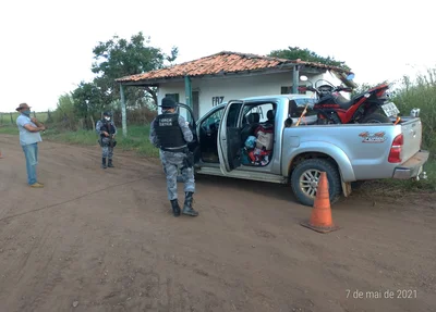 Polícia Militar durante uma abordagem