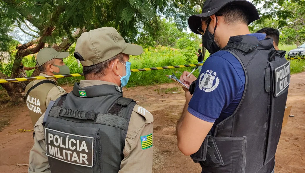 Polícia Militar e Polícia Civil no local