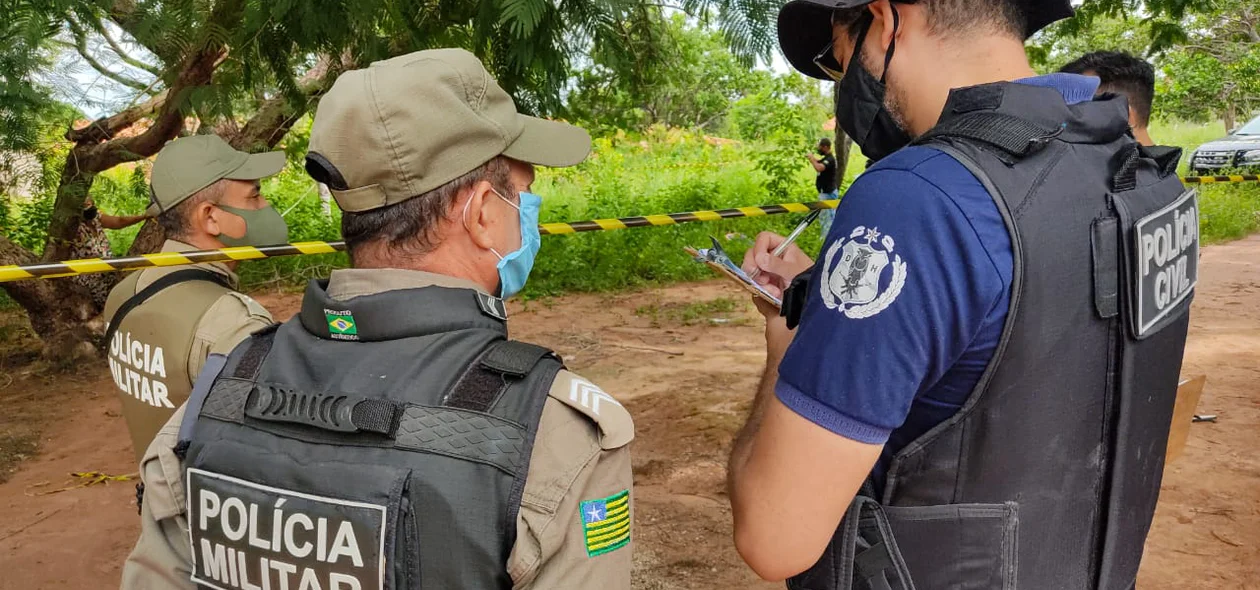 Polícia Militar e Polícia Civil no local