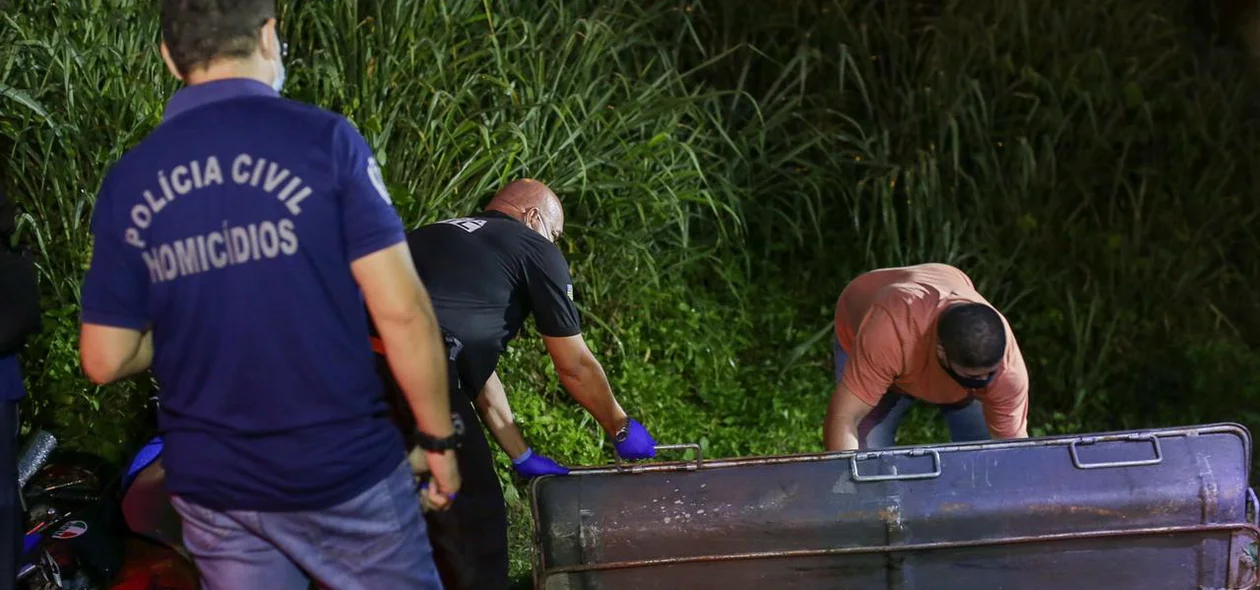 Policiais no local do crime