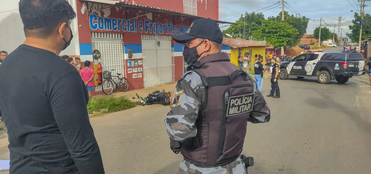 Policiais se encontram no local em que assaltante foi morto