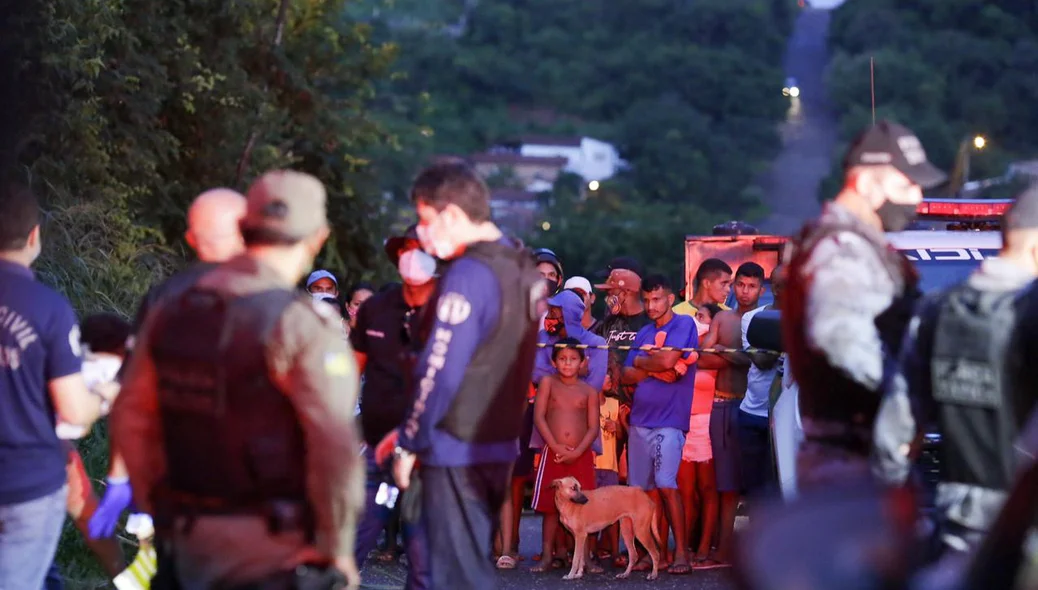 Populares no local do homicídio