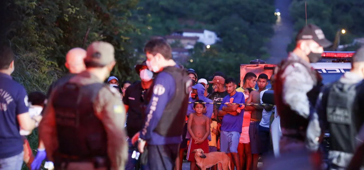 Populares no local do homicídio