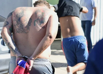 Presos sendo conduzidos pela Polícia Civil do Maranhão