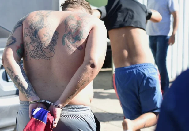 Presos sendo conduzidos pela Polícia Civil do Maranhão