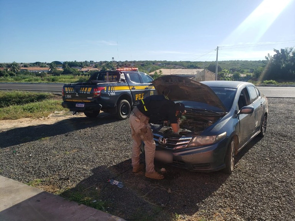 PRF apreendendo carro assaltado há 7 anos