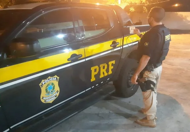 PRF prende condutor com documento falso
