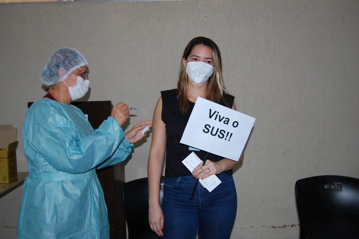 Professora sendo vacinada