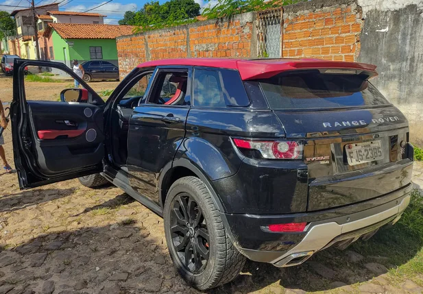 Range Rover foi recuperada pela polícia