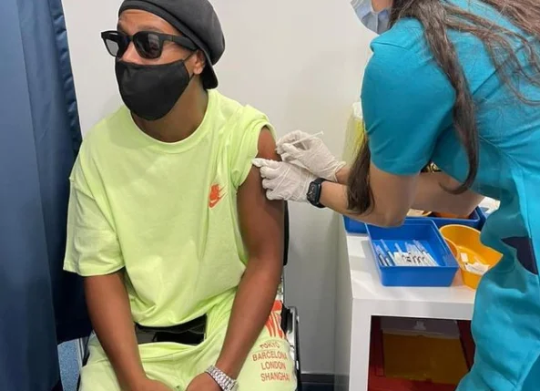 Ronaldinho Gaúcho é vacinado contra a covid-19