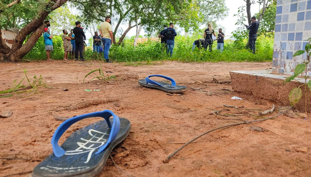 Sandália encontrada próxima ao corpo