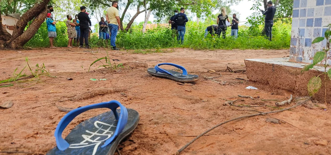 Sandália encontrada próxima ao corpo