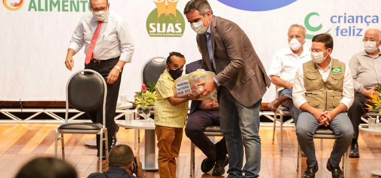 Senador Ciro Nogueira entregando cesta básica