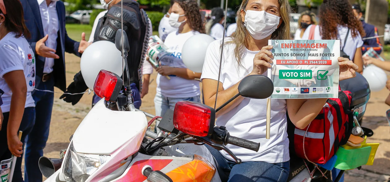 Trabalhadora protestando por melhorias