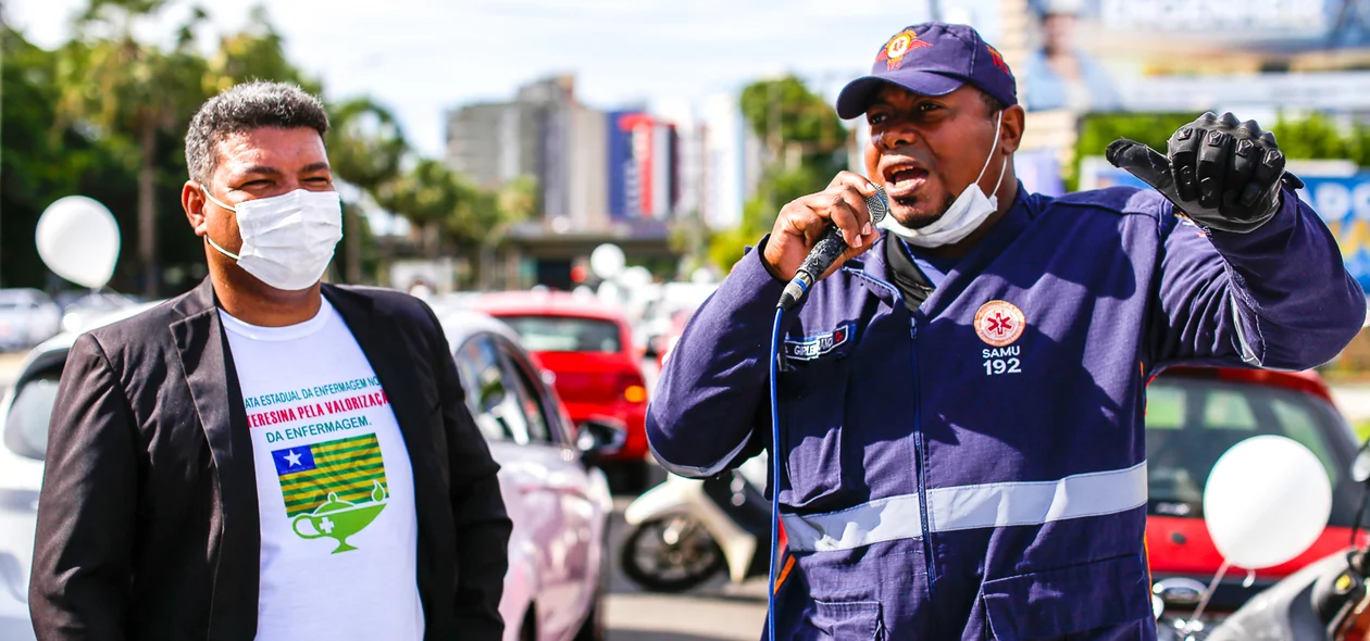 Trabalhadores da área da saúde discursando na manifestação