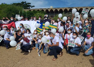 Trabalhadores da enfermagem reunidos em ato