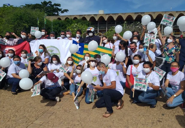 Trabalhadores da enfermagem reunidos em ato