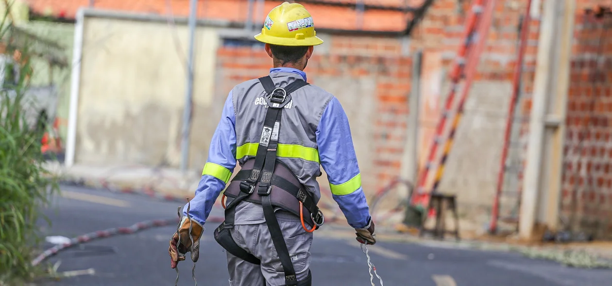 Trabalhadores da Equatorial no local do acidente