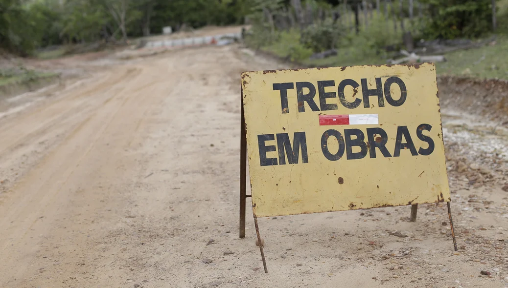 Trecho em obras para construção de bueiros