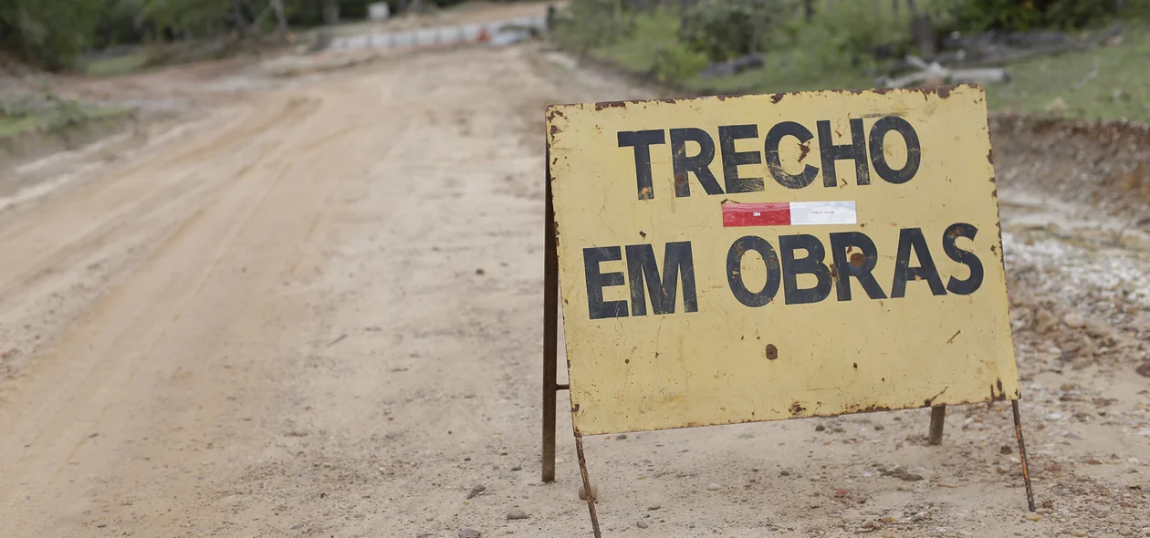 Trecho em obras para construção de bueiros