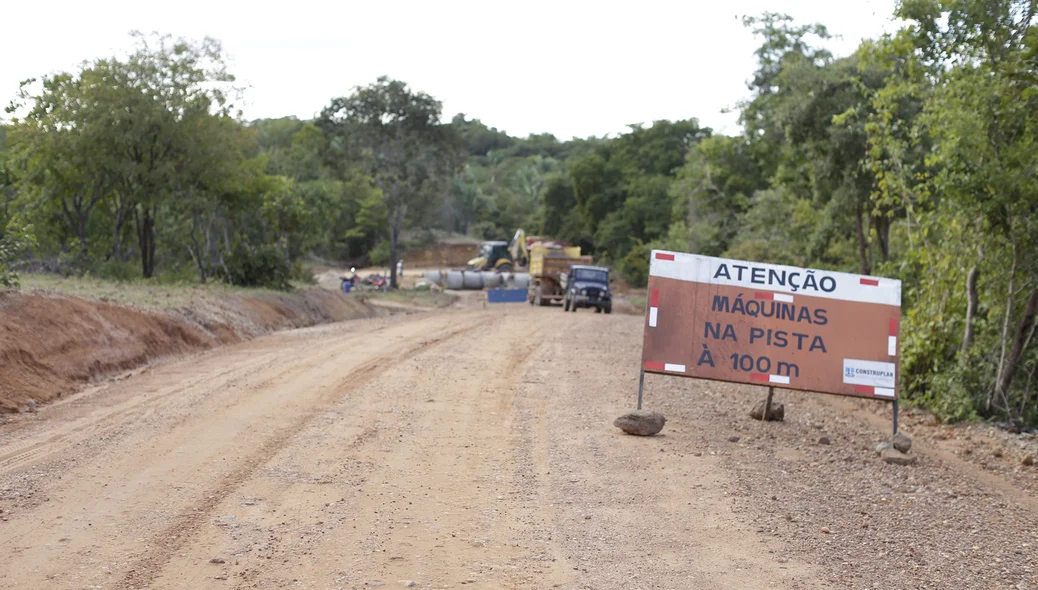 Trecho sinalizado para obra de construção de bueiro