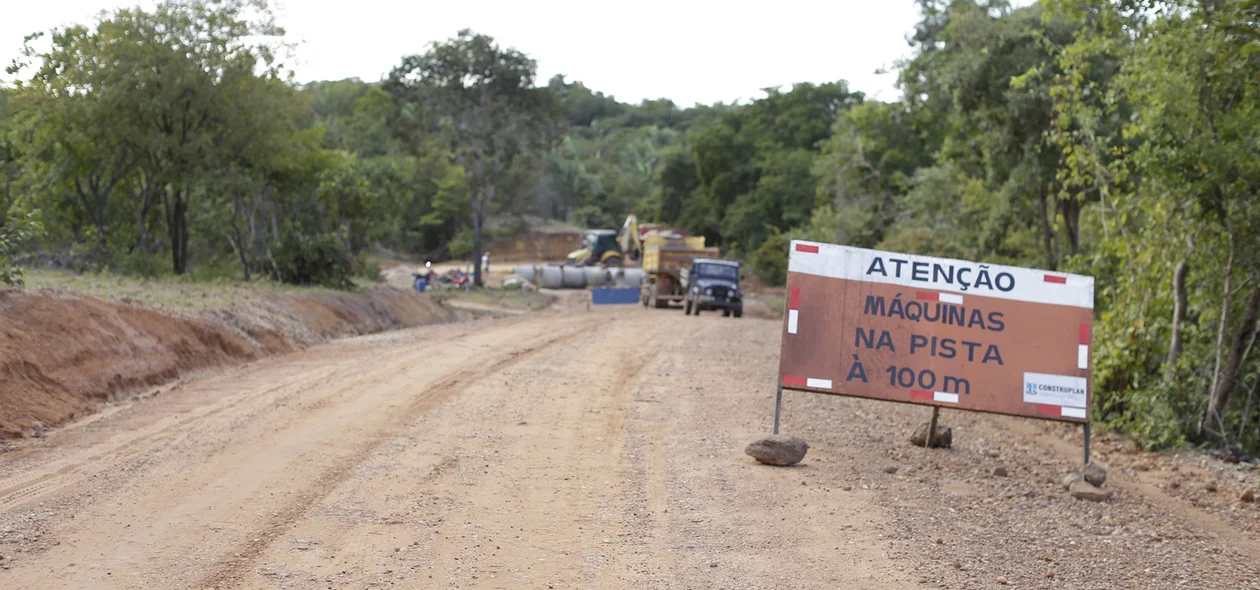 Trecho sinalizado para obra de construção de bueiro