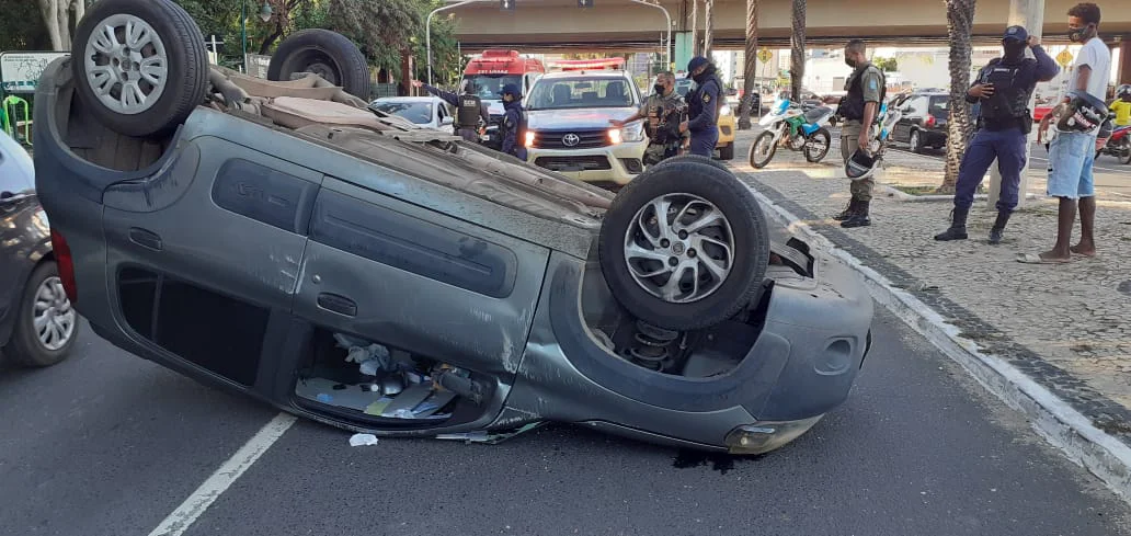 Veículo Fiat Uno capotou na Marechal Castelo Branco