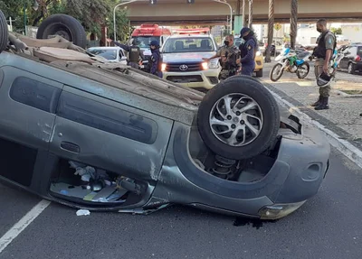 Veículo Fiat Uno capotou na Marechal Castelo Branco