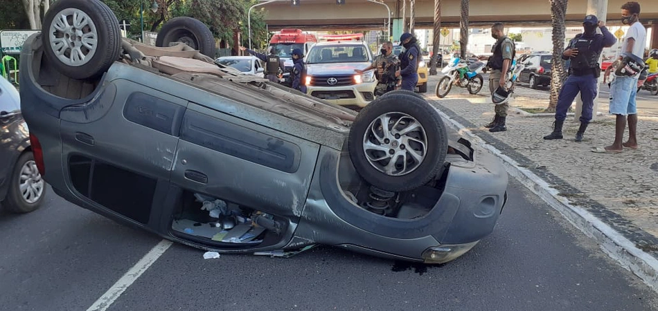 Veículo Fiat Uno capotou na Marechal Castelo Branco