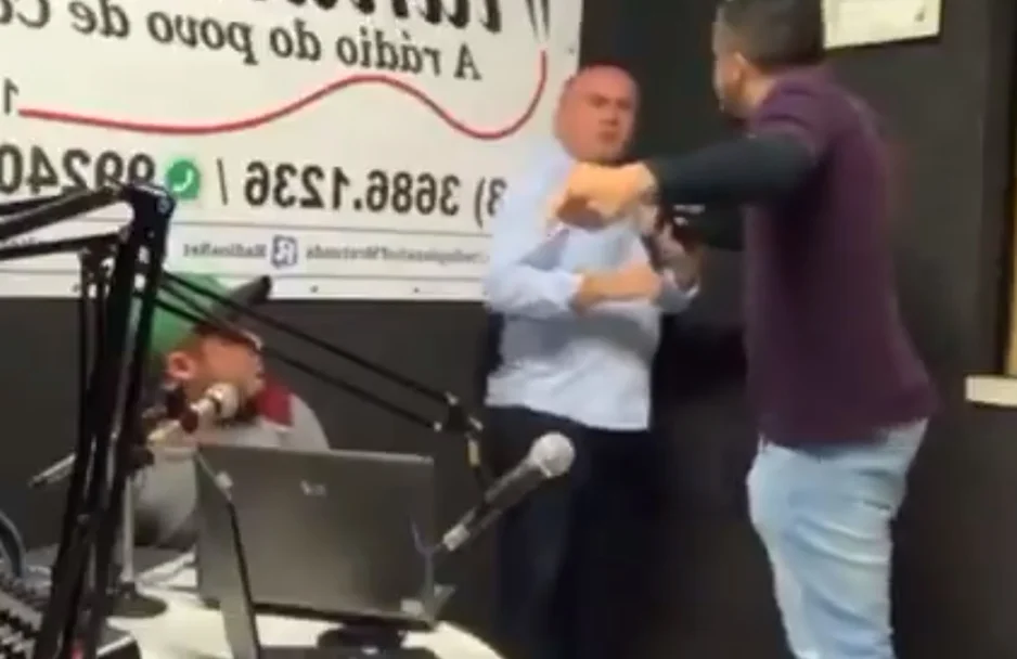 Vereador agredindo advogado