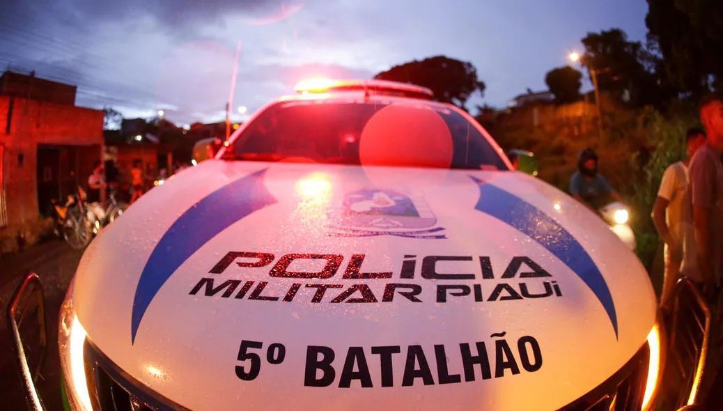 Viatura do 5º BPM no local