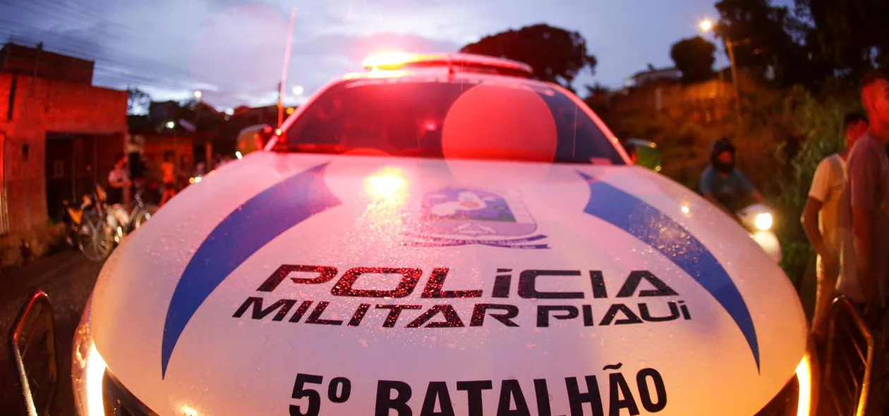 Viatura do 5º BPM no local