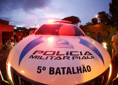 Viatura do 5º BPM no local