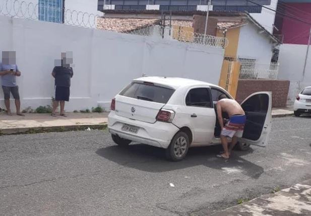 Vítima estava no interior deste veículo
