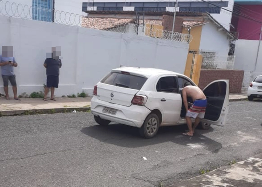 Vítima estava no interior deste veículo