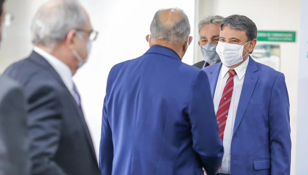 Wellington Dias e Dr. Pessoa se cumprimentam