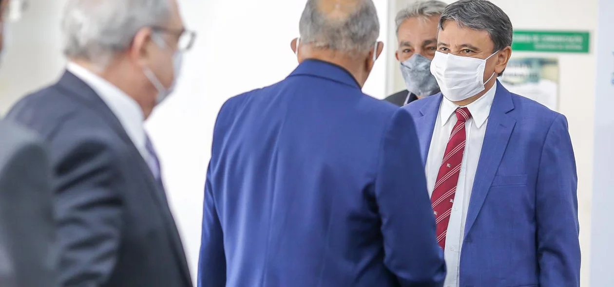 Wellington Dias e Dr. Pessoa se cumprimentam