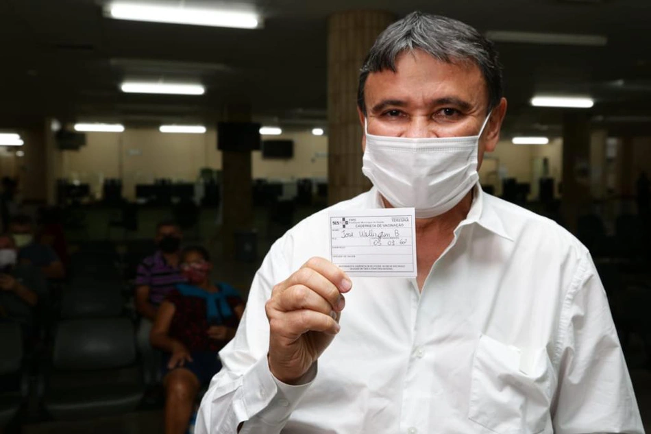 Wellington Dias recebe 1ª dose da vacina contra covid-19