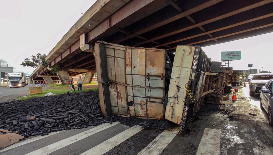 Acidente aconteceu embaixo do viaduto da Miguel Rosa