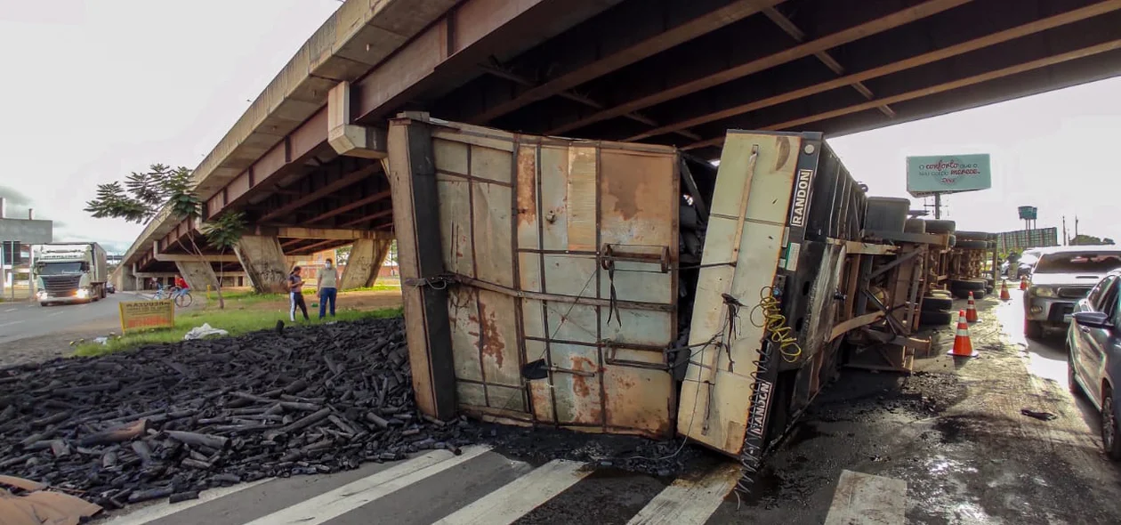Acidente aconteceu embaixo do viaduto da Miguel Rosa