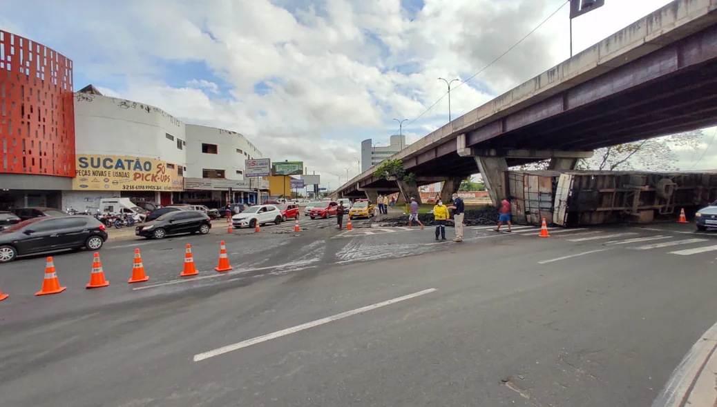Acidente aconteceu na BR 316 no viaduto da Miguel Rosa