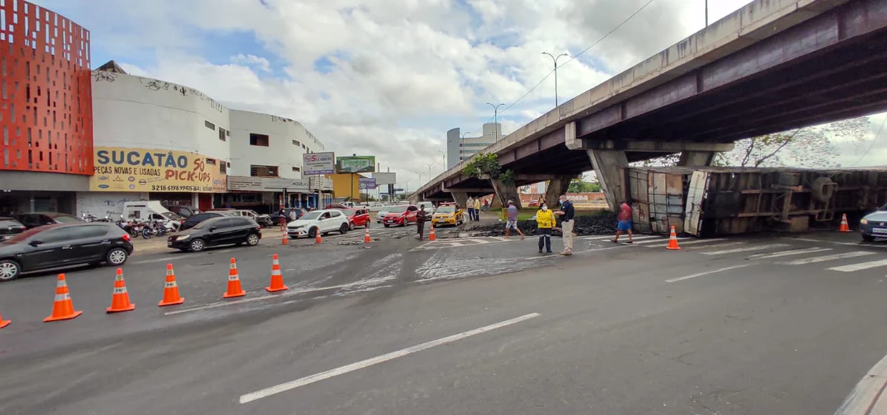 Acidente aconteceu na BR 316 no viaduto da Miguel Rosa